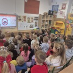 dzieci oglądają prezentację o higienie jamy ustnej.jpg