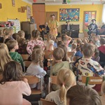dzieci oglądają bajkę muzyczną o Pippi.jpg