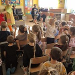 dzieci zgłaszają się do udziału w zabawie z Pippi.jpg