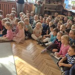 młodsze dzieci słuchają przygód Pippi.jpg