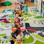 dzieci  siedzą w pociągu z sercami