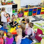 dziewczynka wręcza serduszko
