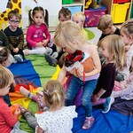 dziewczynka wręcza serduszko