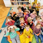 dzieci pozują z serduszkami