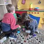 dzieci wspólnie sprzątają w kuchni
