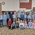 dzieci w niebieskich ubraniach pozują do zdjęcia.jpg