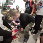 chłopiec wykonuje swoją przypinkę __Małego patrioty__.jpg