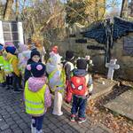 dzieci oglądają groby żołnierzy (2).jpg