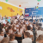 cała społeczność przedszkolna ogląda występ.jpg
