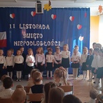 dzieci śpiewają patriotyczne pieśni.jpg