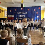 dzieci recytują wiersze o tematyce patriotycznej.jpeg