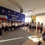 dzieci stoją ustawione w półkolu.jpg