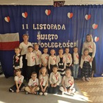 dzieci z grupy Jeżyki pozują z paniami na tle dekoracji.jpg