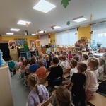 dzieci oglądają przedstawienie.jpg