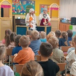 dzieci oglądają przedstawienie o królewnie.jpg