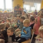 dzieci zgłaszają się do odpowiedzi na pytania zadawane przez aktora.jpg