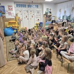 spotkanie dzieci z wolontariuszem fundacji Wiewiórki Julii.jpg