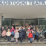 dzieci z grupy Jeżyki i Tygryski pozują przed teatrem lalek.jpg