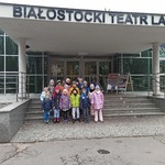 dzieci z grupy Motylki pozują przed budynkiem teatru lalek.jpeg