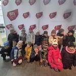 dzieci pozują do zdjęcia w Białostockim Teatrze Lalek.jpg