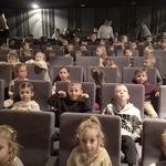 dzieci siedzą na widowni w teatrze.jpg