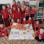 dzieci pozują do zdjęcia z wykonanym plakatem.jpg