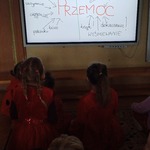 dzieci z nauczycielką tworzą mapę myśli na temat przemocy.jpg