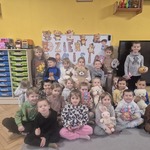 dzieci z grupy Motylki pozują do zdjęcia.jpg