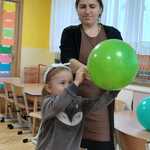 dziewczynka przebija balon (2).jpeg