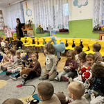 dzieci siedzą w kole i trzymają swoje maskotki.jpg