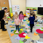 dzieci spacerują pomiędzy sylwetami misiów.jpg