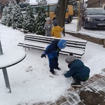 dzieci robią ślady na śniegu.jpg