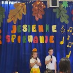 dzieci śpiewają piosenkę o darach jesieni.jpg