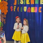 dziewczynki w żółtych spódniczkach prezentują swoje umiejętności.jpg