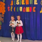 dziewczynki prezentują swoje zdolności wokalne.jpg