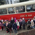 dzieci pozują do zdjęcia przed kultowym autobusem.jpg