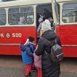 dzieci wsiadają do zabytkowego autobusu.jpg