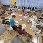 dzieci kroją owoce.jpg