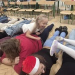 dzieci przechodzą po plecach rodziców.jpeg