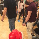 rodzice i dzieci przechodzą między nogami podczas zabawy integracyjnej.jpg