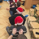 rodzice wykonują masażyk na swoich plecach.jpg
