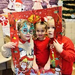 dzieci pozują do zdjęcia