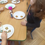 dziewczynka smakuje posypkę na ciasteczka.jpg