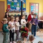 dzieci trzymają instrumenty muzyczne i grają kolędę.jpeg