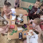 chłopiec pokazuje wykonane przez siebie kartki z życzeniami.jpg