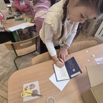 dziewczynka podpisuje swoją kartkę.jpg