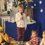 chłopiec trzyma mikrofon.jpg