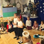 dzieci składają rodzicom świąteczne życzenia.jpg