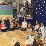 dzieci w przebraniach jasełkowych oczekują na występ.jpg