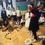 dziewczynka z chłopcem rozmawiają o narodzeniu Pana Jezusa.jpg